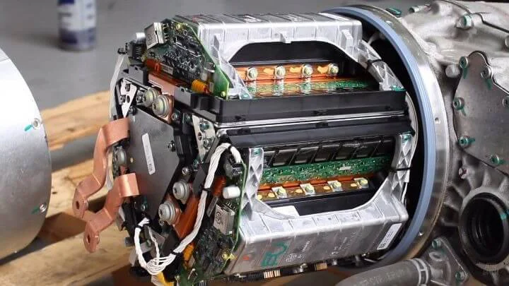 como funciona un tesla el inversor